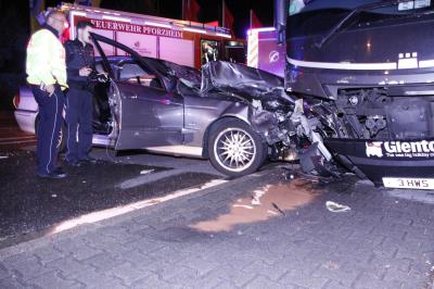 Autofahrer ist bei nasser Fahrbahn zu schnell